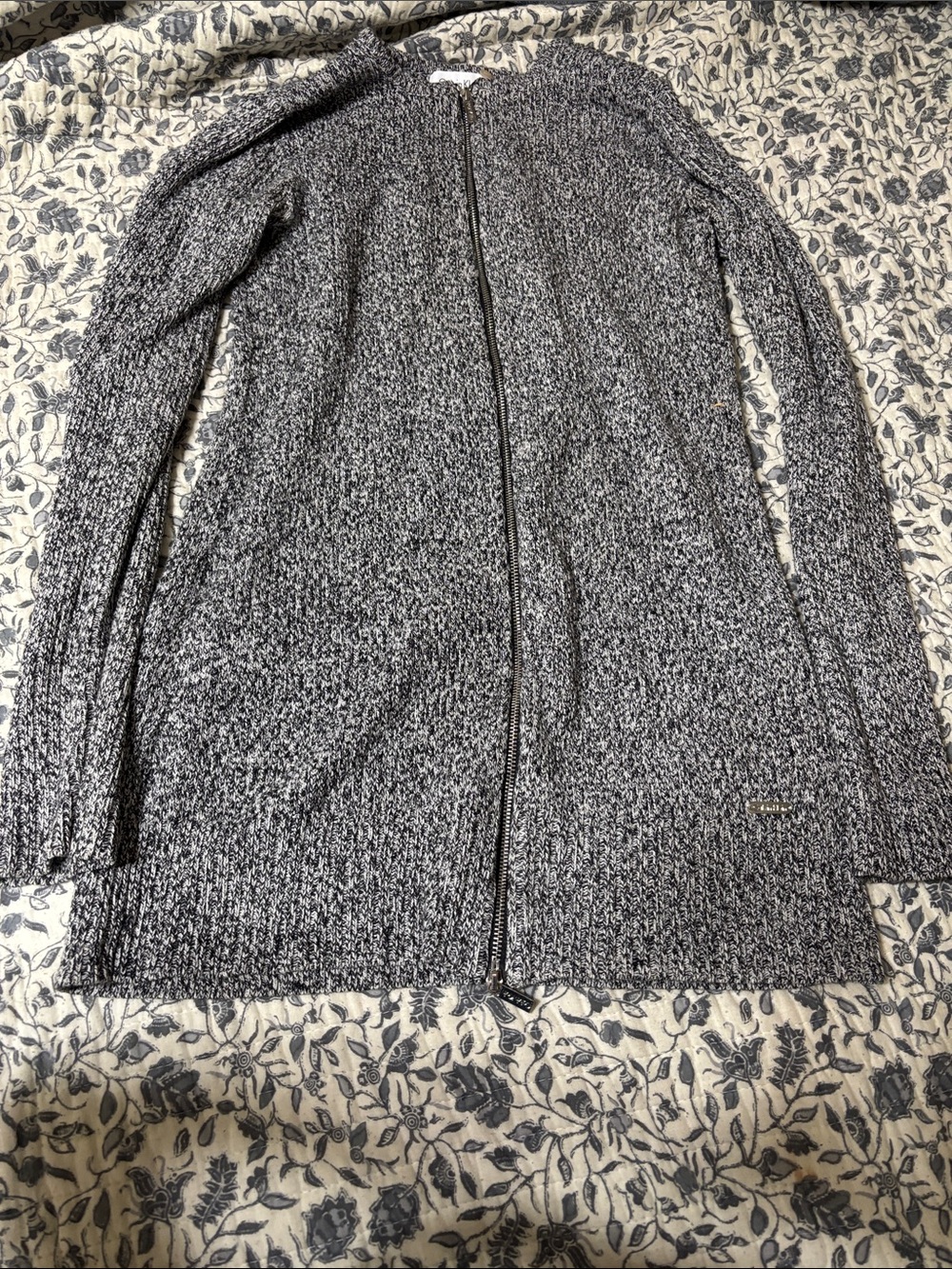 Bundle: 2 Sweaters - Picture 2 of 6